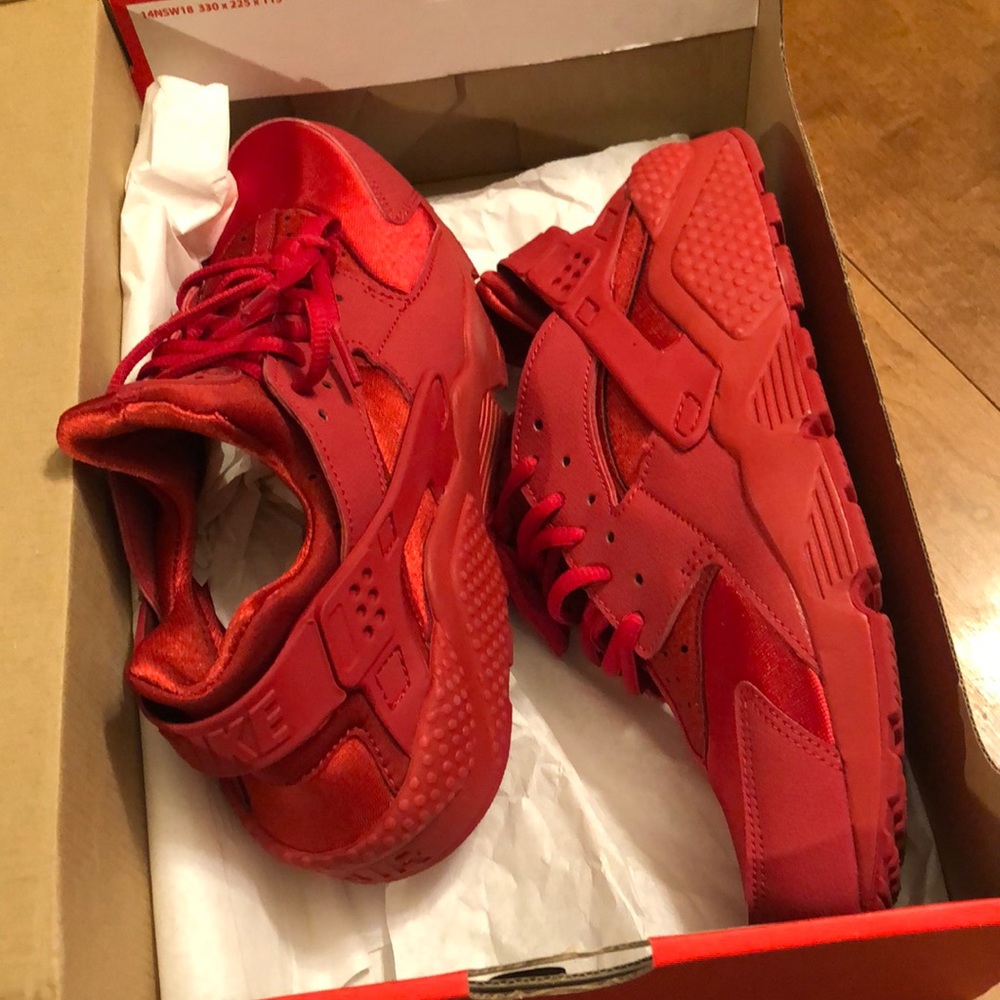 Womans Air Huarache Run all red